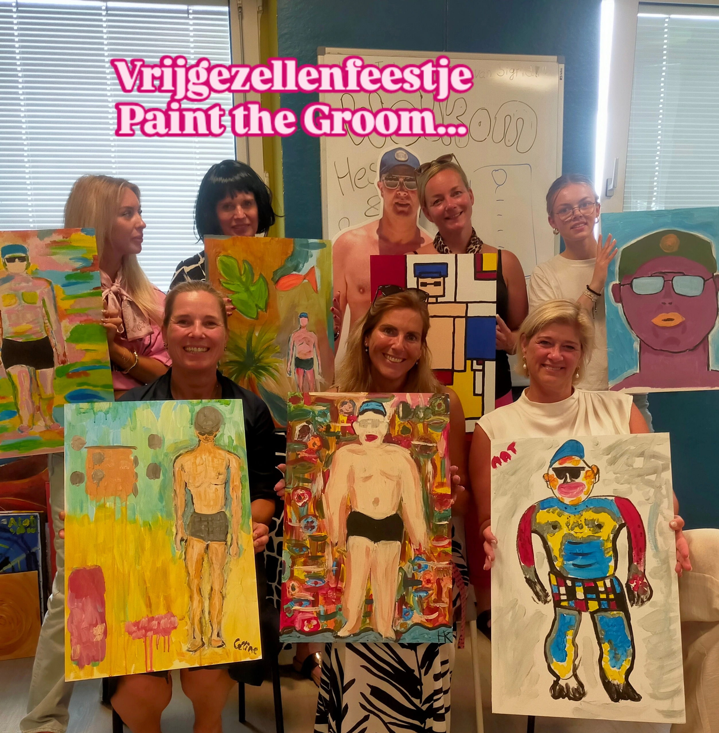 Deelnemers in het atelier tonen hun zelfgemaakte schilderijen tijdens een Sip & Paint activiteit.